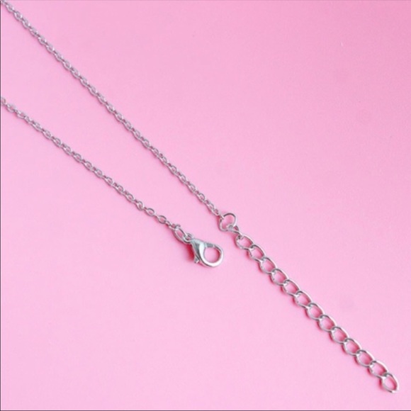 💥 INFINITY SHAPED CRYSTAL NECKLACE💥 - Picture 2 of 2